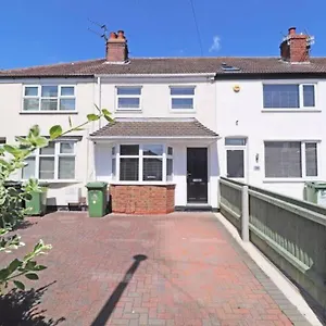  Holiday home Cheerful 2 Bedroom With Parking United Kingdom
