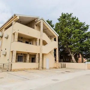 apartments-lorena-privlaka-zadar.hotelinzadar.com/