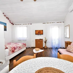 studio-apartments-skoric.primorje-gorskikotar.com/